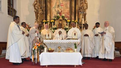 Bild: Helmut Greger
Acht Mitzelebranten gab es beim Festgottesdienst für Pfarrer Julius Johnrose (Mitte). Rechts neben ihm steht sein jahrelanger Wegbegleiter, Antony Soosai, mit dabei war auch Ruhestandspfarrer Hans Riedl (Dritter von links).