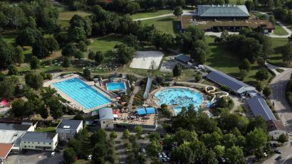 Archivbild: Gerhard Götz
Im Schwandorfer Freibad schlug am Montagabend ein Dieb zu und brach einen Spind auf.