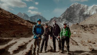 Bild: Heinke Scheel
Spektakuläre Natur, maximale Abgeschiedenheit und einmalige Erlebnisse (von links): Hubert Heinl, Sophia Sporer und Daniel Rüger mit dem nepalesischen Bergführer Iswor beim Aufstieg zum Mt.-Everest-Basislager. Gute Ausrüstung und viel Ausdauer sind Pflicht.