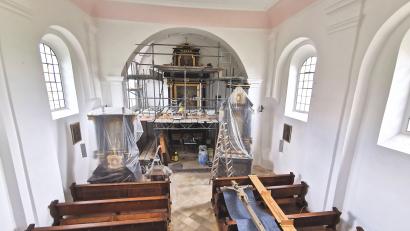 Bild: Portner
Endspurt bei der Innensanierung der Gaisthaler Kirche: Das Gestühl muss noch festgeschraubt, die Altäre ausgepackt und die Figuren platziert werden.