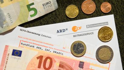 Symbolbild: Nicolas Armer/dpa
Als eine Frau aus Hersbruck online ihre Rundfunkgebühren abmelden wollte, geriet sie auf eine kostenpflichtige Seite und erhielt Inkassoschreiben.