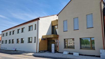Bild: Thomas Dobler 
Die Landesbehörde "Zentrum Bayern Familie und Soziales" hat ihren Fachbereich Bayerisches Landesjugendamt um den Dienstort Schwandorf als Landesjugendamt Nord erweitert. Drei Jahre wurde an dem modernen Gebäude an der Fronberger Straße gearbeitet. Es besteht aus zwei Bauteilen: links die Büros, rechts die Besprechungsräume.