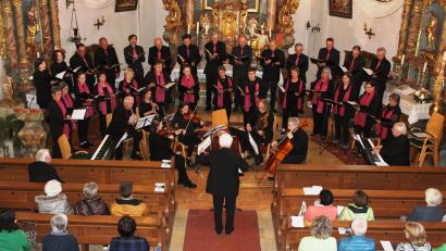 Bild: mnt
Der Thansteiner Kirchenchor, um Leiter Richard Waldmann, luden zu einem Konzert in die Pfarrkirche Thanstein ein.