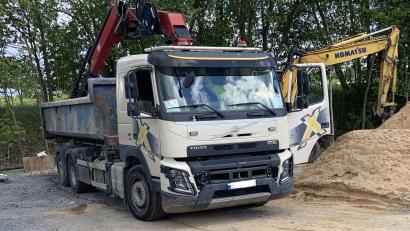 Bild: Polizeiinspektion Rehau
Ein Lastwagen mit Kranaufbau hat in Schwarzenbach/Saale eine Bahnunterführung beschädigt. Danach musste hier vorübergehend der Zugverkehr eingestellt werden.