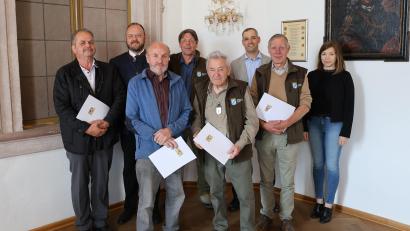 Bild: Landratsamt Neustadt a.d.Waldnaab / Marcel Weidner
Landrat Andreas Meier (zweiter von links) würdigte Personen, die sich bereits seit Jahrzehnten im Naturschutz engagieren.