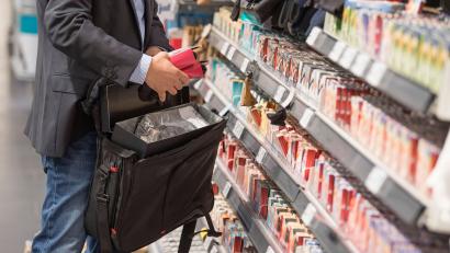 Symbolbild: Boris Roessler/dpa
Parfüms im Wert von 750 Euro ließ ein bisher unbekannter Täter in einem Drogeriemarkt in Maxhütte-Haidhof mitgehen.
