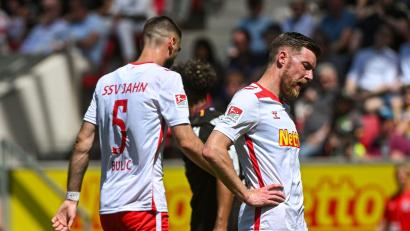 Archivbild: Armin Weigel/dpa
Christian Kühlwetter (rechts) ist – Stand jetzt – einer der Spieler, die beim SSV Jahn bleiben. Rasim Bulic (links) steht auf der Liste der Abgänge.