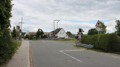 Bild: bjp
Beim Schwarzenbacher Bahnübergang soll der Verkehr von der Eichenstraße (von rechts) Richtung Bahnstrecke und Kreisstraße eine "abknickende Vorfahrt" erhalten: Das möchte die Deutschen Bahn so.