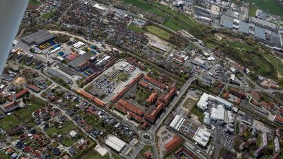 Bild: Bernd Georgi
Die Leopoldkaserne in Amberg aus der Luft. Für die Stadt Amberg sind das rund 10,7 Hektar wertvoller Grund und Boden, der in den kommenden Jahren zu einem völlig neuen Stadtteil werden soll.