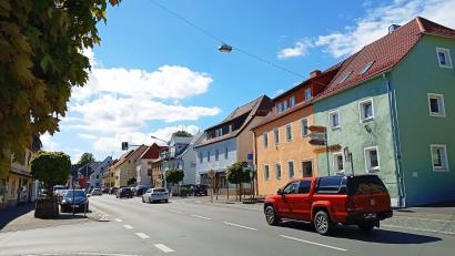Bild: fpoz
Die Verkehrsführung durch den Markt und die Erreichbarkeit von Geschäften ist in Waldershof ein viel diskutiertes Thema.