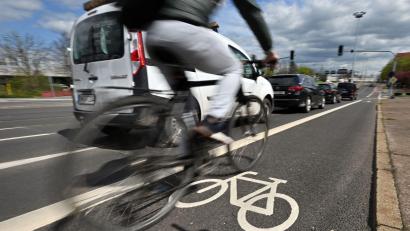 Symbolbild: Martin Schutt/dpa
64 Teams haben sich in Sulzbach-Rosenberg bislang fürs Stadtradeln registriert. Die Kampagne läuft in der Stadt noch bis 5. Juni. Es geht um die Stärkung des Radverkehrs, den Klimaschutz und um Bewegung an der frischen Luft.