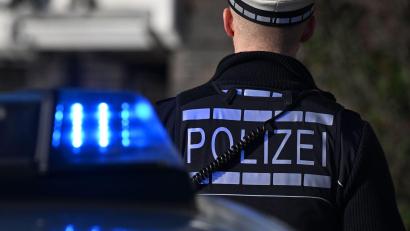 Symbolbild: Bernd Weißbrod/dpa
Eine Verletzte, mehrere stark beschädigte Fahrzeuge in Amberg: Die Ursache dafür war laut Polizei ein Vorfahrtsfehler.