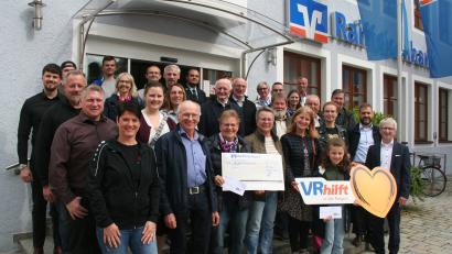 Bild: wfw
Vorstand Klaus Wild (ganz rechts) und Geschäftsstellenleiter Christopher Bothner (ganz links) von der Raiffeisenbank Hirschau eG übergaben Spenden in Höhe von 15.000 Euro an gemeinnützige Vereine und Organisationen aus dem Geschäftsgebiet Hirschau. Mit im Bild auch Bürgermeister Hermann Falk (hinten rechts).