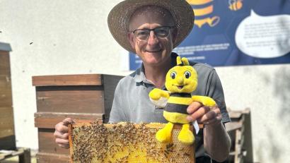 Bild: Karoline Gajeck-Scheuck
Michael Schanderl, Imker bei den Stadtwerken Amberg, macht zum internationalen Tag der Bienen auf die Bedeutung der Bestäuber aufmerksam.