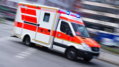 Symbolbild: Nicolas Armer/dpa
Sind BRK, Feuerwehr und Co im Einsatz, zählt oft jede Sekunde. Deshalb ist es wichtig, dass andere Verkehrsteilnehmer richtig reagieren.