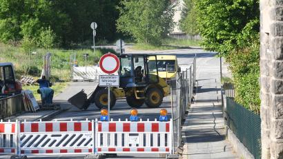 Bild: Gabi Schönberger
Die Fabrikstraße in Neustadt ist gesperrt. Nur noch Fußgänger können die Floß hier überqueren. Das soll während der kompletten Bauzeit möglich sein – demnächst über eine Behelfsbrücke.