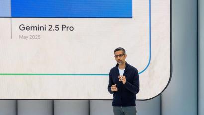 Bild: Andrej Sokolow/dpa
Google-Chef Sundar Pichai spricht über Gemini, Googles Antwort auf ChatGPT und Co.