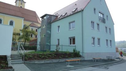 Bild: Stadtarchiv Neustadt/WN/exb
Im Schatten der Pfarrkirche St. Georg werden Mädchen und Buben in der städtischen Kindertagesstätte St. Joseph seit 125 Jahren auf das Leben vorbereitet.