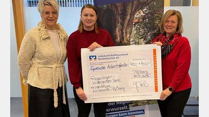 Bild: Volks- und Raiffeisenbank/exb
800 Euro kamen beim Adventszauber in Plößberg zusammen. Das Geld wurde nun an den Kindergarten und die Kinderkrippe überreicht.