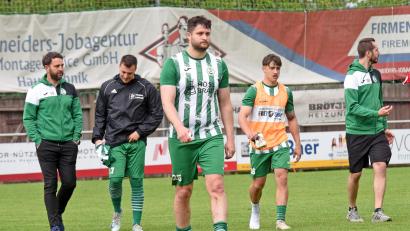 Archivbild: Gebert
Enttäuscht verlassen die Mitterteicher (links Trainer Frantisek Nedbaly) nach der 1:4-Heimpleite gegen Lauterhofen den Platz. Die Stiftländer hoffen, in der Relegation den Klassenerhalt zu schaffen.