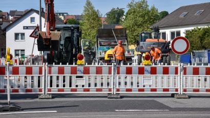 Bild: Stephan Huber
Die Vilsbrücke in Kümmersbruck ist derzeit gesperrt: Unter Regie des Bayernwerks wird hier ein Teil der Stromleitung erneuert.