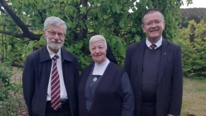Bild: apr
Glückwünsche zum 80. Geburtstag von Schwester Pietro überbrachten Kirchenpfleger Manfred Prechtl (links) und Pfarrer Ferdinand Weinberger (rechts).