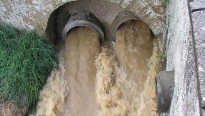 Symbolbild: Sabine Falk
Mit den Arbeiten am Kanalnetz beginnen die Arbeiten für die Dorferneuerung in Thanhausen. Das Symbolbild zeigt zwei Kanalrohre bei Hochwasser.