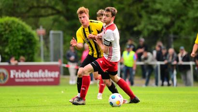 Bild: Schrems, Thomas
FC-Kapitän Bastian Popp (li.) und der FC Tirschenreuth mussten sich in der ersten Runde der Bezirksliga-Relegation gegen den TSV Kirchenlaibach-Speichersdorf um Simon Bauernfeind (re.) mit 3:5 geschlagen geben.