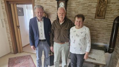 Bild: Lothar Müller
Bürgermeister Lothar Müller, Rudolf Schnurer und Annemarie Schnurer am 85. Geburtstag des Rentners.