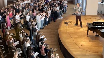Archivbild: Georg Meyer/MRG
Chorleiter und Arrangeur Andreas Kuch (Viva Voce) beim Workshop mit den rund 150 Sängerinnen und Sängern der vier beteiligten Schulchöre, die im Rahmen der ersten „Amberger Chornacht“ am 23. Mai gemeinsam im Stadttheater Amberg auftreten werden.