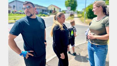 Bild: Gabi Schönberger
Monika Boos (rechts), Tanja Reindl und Patrick König sorgen sich, wenn ihre Kinder die Kreuzung Hofacker-, Kirchäcker-, Latscher Straße in Neunkirchen überqueren müssen, um zum Schulbus zu gelangen.