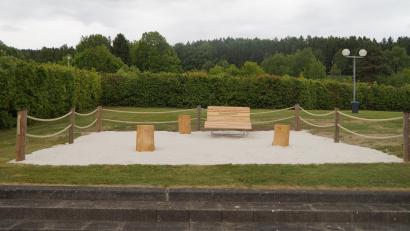 Bild: wel
Das ist erst der Anfang: Eine neue Liegeterrasse entsteht im Oberviechtacher Freibad.