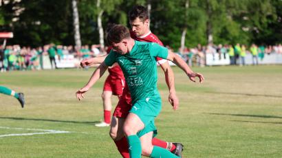 Bild: Dieter Jaeschke
In einem Duell auf Augenhöhe zog die DJK Irchenrieth um Bernhard Tichy (hinten) gegen Jonas Zeiler und den FC Weiden-Ost II den Kürzeren und steigt somit aus der Kreisliga ab.