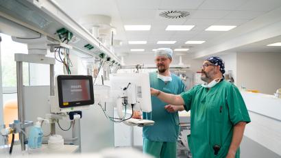 Bild: Adrian Zimmermann
Oberarzt Dr. Ilies (links) und Chefarzt de Souza (rechts) bilden das neue Führungsduo in der Anästhesie des St.-Anna-Krankenhauses .