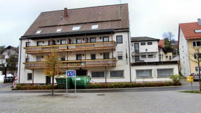 Archivbild: ds
In den ehemaligen Gasthof Pürner im Zentrum von Etzelwang werden schon bald Flüchtlinge einziehen – und zwar ausschließlich ukrainische. Das wurde in der Gemeinderatssitzung bekanntgegeben.