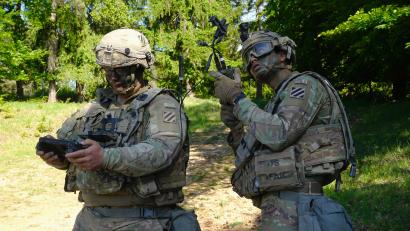 Bild: Julian Trager [jut] (julian.trager@oberpfalzmedien.de)
Die US-Armee testet auf dem Truppenübungsplatz Hohenfels neue Technologien. Hier lassen zwei Soldaten eine Drohne steigen.