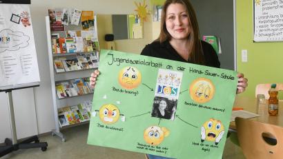 Bild: Gabi Schönberger
Zu Beginn jedes Schuljahres stellt sich Tanja Huber mit ihrem selbstgebastelten Plakat bei den Schülern der Hans-Sauer-Schule vor.