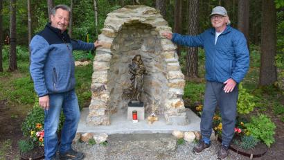 Bild: jr
Bernhard Lang (rechts) und Franz Zinnecker sind stolz auf die neue Grotte am Ortsrand von Neudorf, die am Sonntag, 25. Mai, um 19 Uhr den kirchlichen Segen erhält.