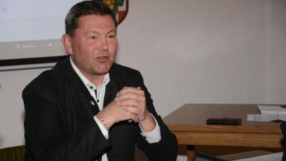 Bild: bey
Bürgermeister Rainer Rewitzer zeigt kein Verständnis dafür, das Amt das Bürgermeisters wieder auf ehrenamtliche Grundlage zu stellen.