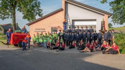 Bild: Feuerwehr Hannersgrün
Die Feuerwehr Hannersgrün ist Feuer und Flamme. Zum 140-Jährigen wollen sie mit tausenden Besuchern feiern. Der Anhänger als Einsatzgerät ist seit Februar Geschichte.