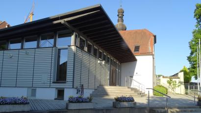 Bild: Houschka
Das Jugendheim am Wolfringer Dorfplatz ist längst zu einem Mittelpunkt von Zusammenkünften und Veranstaltungen der verschiedensten Art geworden. Jetzt wurde darüber diskutiert, welchen zukünftigen Weg die Immobilie nimmt.