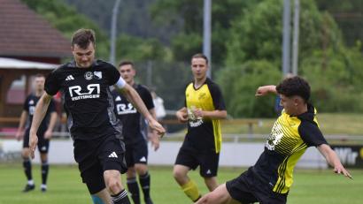 Bild: ham
Moritz Wich (links) und die SG Wernberg/Weihern waren mit dem Kreisligisten SV Haselbach auf Augenhöhe und scheiterten erst im Elfmeterschießen.