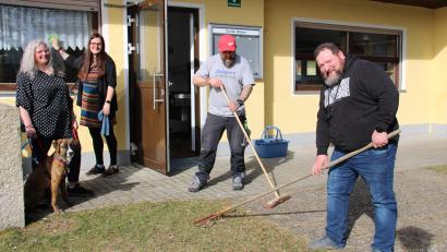 Bild: prh
Carolin Rosner (Zweite von links) ist die neue Pächterin des Kiosks am Großen Weiher in Plößberg. Gemeinsam mit ihrer Familie und Freunden haucht sie der Einrichtung neues Leben ein. Aktuell laufen die Vorbereitungen auf Hochtouren.