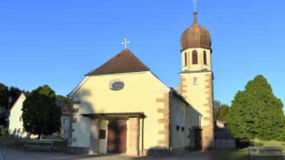Bild: rgr
Bei wolkenlosem Himmel wurde das Kirchlein in Zessau von der Abendsonne angestrahlt.
