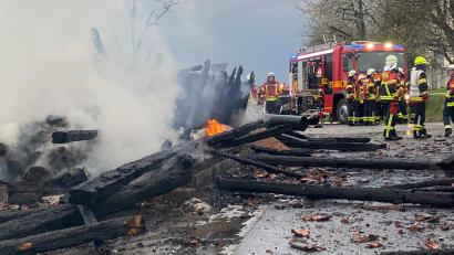 Bild: cv
Zahlreiche Einsatzkräfte sind bei dem Großbrand in Wiesensüß bei Nabburg im Einsatz gewesen. Die Ursache für das Feuer ist noch unklar.
