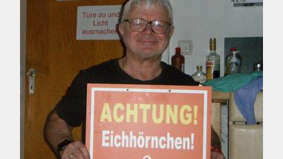 Bild: Schuller
Das entwendete Hinweisschild auf Eichhörnchen ist gefunden worden. Bebbo Schuller wird es umgehend in Schnaittenbach wieder an der B 14 aufhängen, um die flinken Kletterkünstler vor dem Verkehrstod zu bewahren.