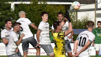 Bild: mhs
Da kann doch nichts schiefgehen: Mit vereinten Kräften wollen die Spieler der SpVgg SV Weiden gegen den TV Parsberg nicht nur das eigene Tor sauber halten, sondern auch vorne das ein oder andere Tor erzielen.