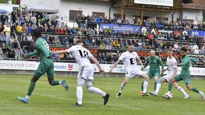 Bild: Hubert Ziegler
Gebenbachs Friedrich Lieder (Dritter von rechts) und Ammerthals Fabio Pirner (Zweiter von rechts) erwarten am Samstag beim Relegations-Rückspiel erneut ein enges Spiel. Am Mittwoch siegten die Gäste in Gebenbach mit 2:1.