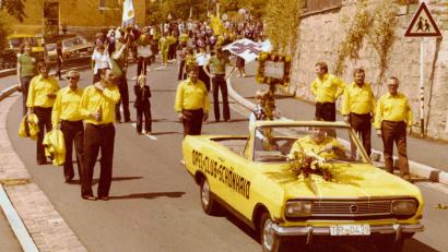 Archivbild: Archiv Opel-Club Schönhaid/exb
Seit 1979 hat der Opel-Club ein vereinseigenes gelbes Opel-Cabrio. Eingesetzt wurde es erstmals vor großem Publikum im August 1980 beim Festumzug des Trachtenvereins Friedenfels.
