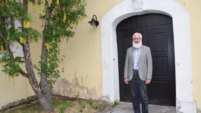 Bild: hdk
Volker Dörflein vor der Willibaldskirche in Fürnried, in der am Freitag als neuer Pfarrer der evangelischen Kirchengemeinde Fürnried in sein Amt eingeführt wird.